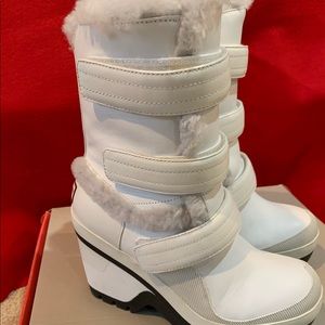 Brand new Hunter white fur ski snow boots